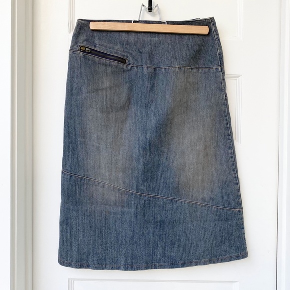 Denim skirt with Zipper Detail - Picture 2 of 7